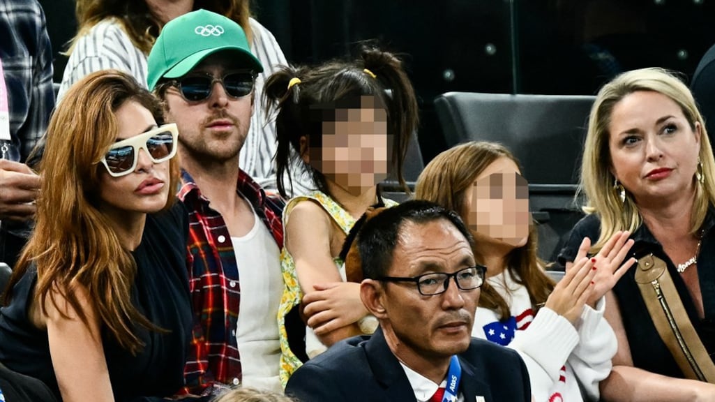 Eva Mendes en Ryan Gosling met hun dochters bij de Olympische Spelen