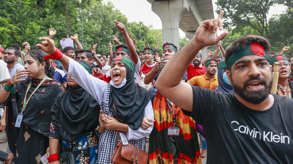 Na dodelijke protesten slaat premier Bangladesh met helikopter op de vlucht