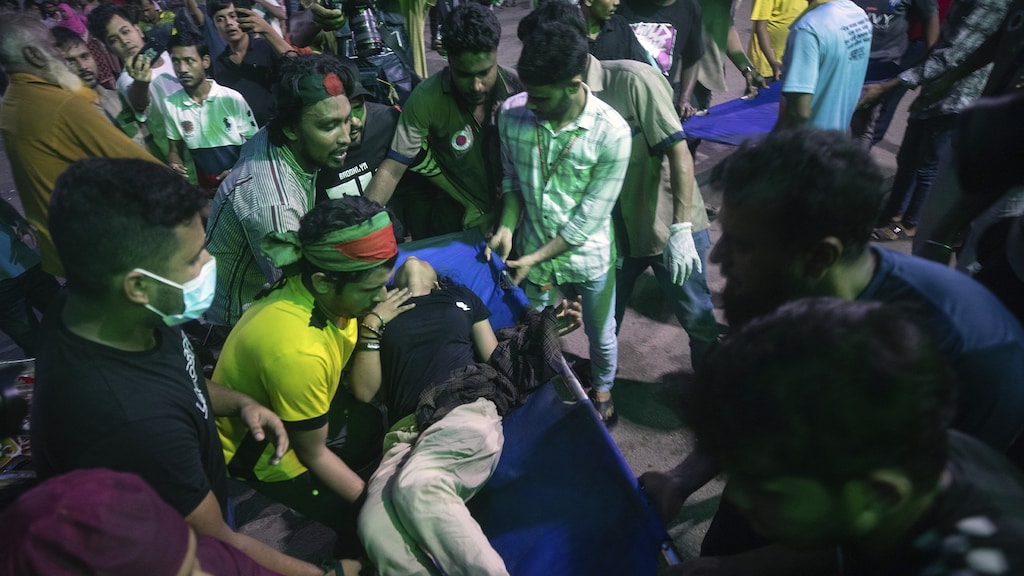 Een van de vele demonstranten die zondag gewond raakte bij de protesten in Dhaka.