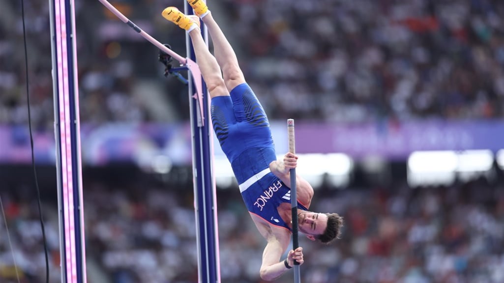 Franse polsstokhoogspringer krijgt pikante aanbieding na viral actie bij de Olympische Spelen