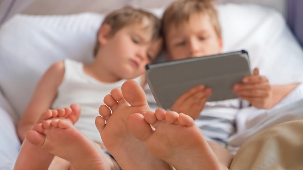 Kelly en haar zoontjes blijven deze zomer thuis: 'Wat te doen tegen ruzie en verveling?'