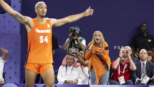 Amalia met leden andere koningshuizen op tribunes bij de Spelen