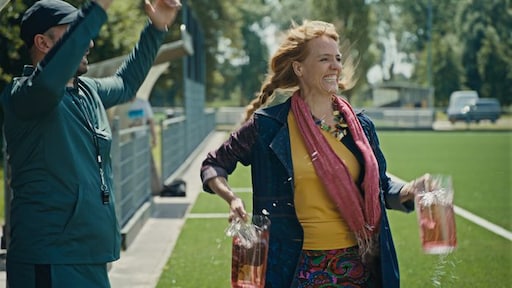 Ilse Warringa lyrisch over nieuwe serie Voetbalouders: 'Je gaat van ieder personage houden'