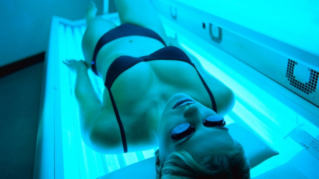 Even snel naar de zonnebank voor de vakantie? 'Geeft geen bescherming'