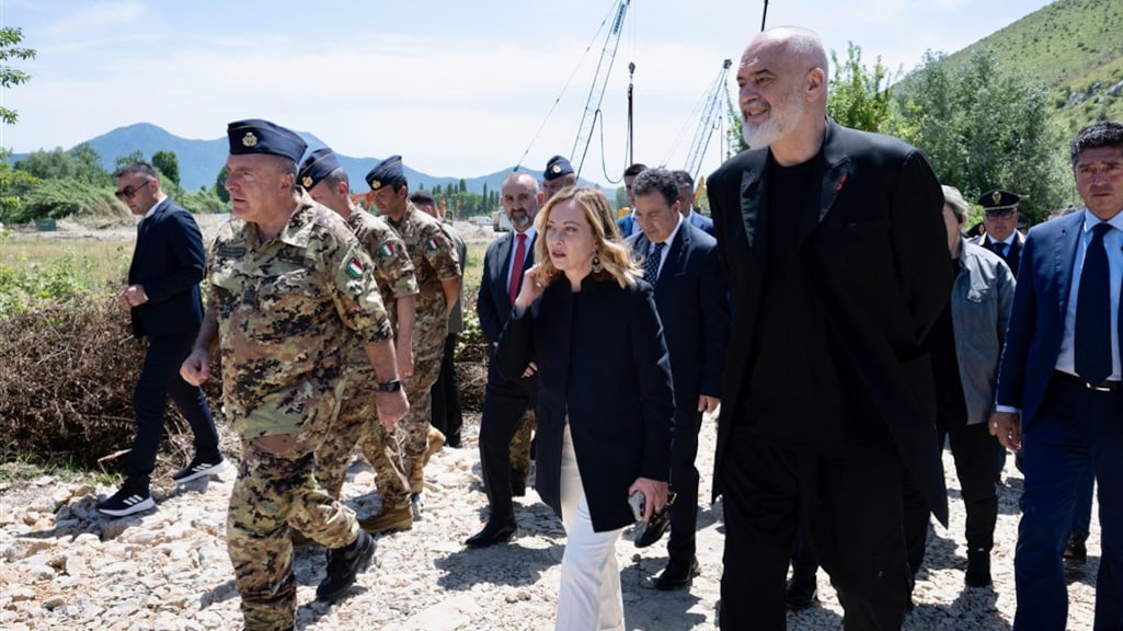 De Italiaanse premier Meloni en premier Rama van Albanie tijdens een bezoek aan het opvangcentrum