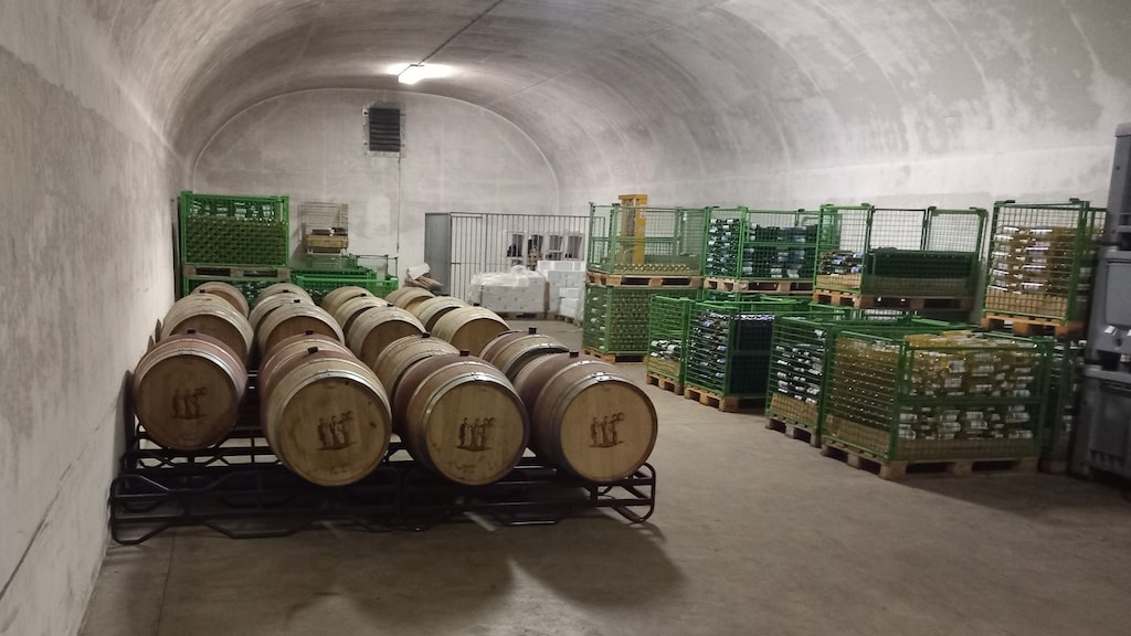 In de wijnbunker van de Wijnmakers (een voormalige NAVO-munitiebunker) rijpen wijnen in de vaten en flessen.