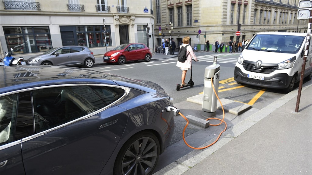 Elektrische rijders moeten opletten op vakantie: 'Lang laden kan in papieren lopen'