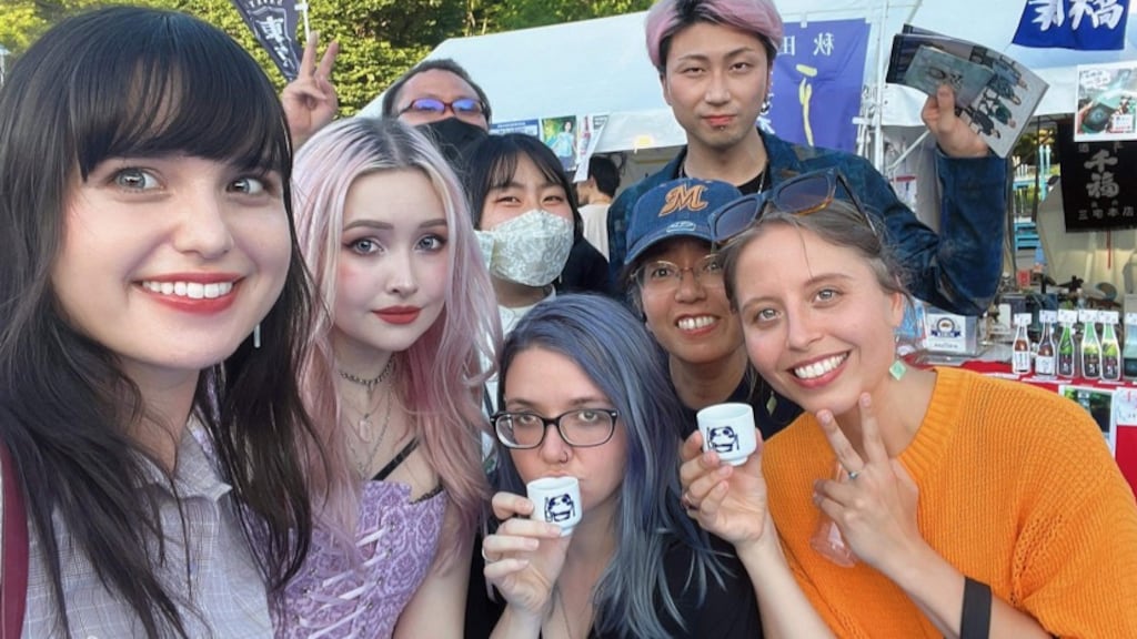 Gezelligheid met Japanse en Nederlandse vrienden bij een sake-festival in Tokio.