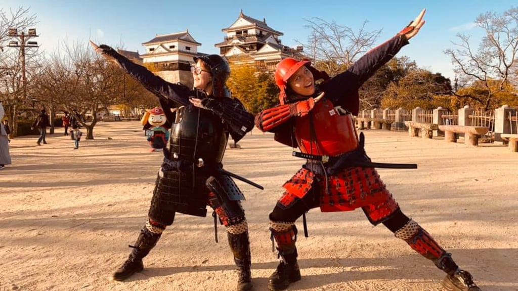 Lekker de toerist uithangen bij het kasteel Matsuyama .