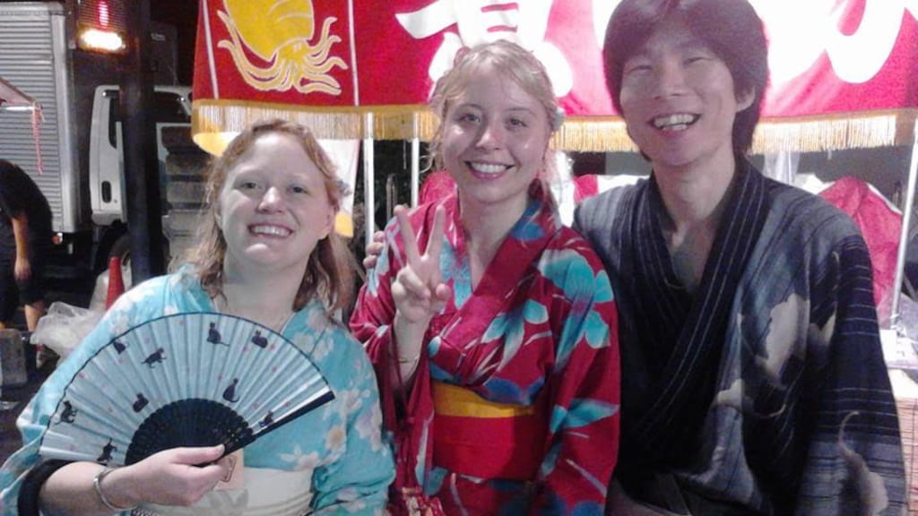 Melissa met een vriendin en haar man, gekleed in een zomerkimono.