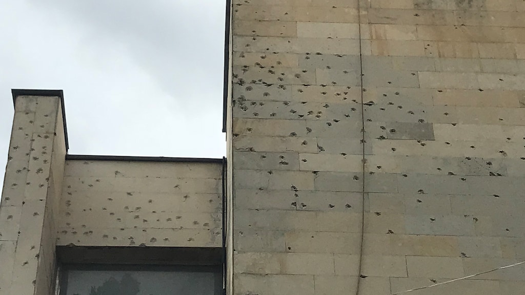 Sporen van de clustermunitie op gebouwen aan het plein in Gori.
