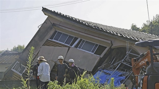 Japanese stockpile belongings en masse after warning of massive quake
