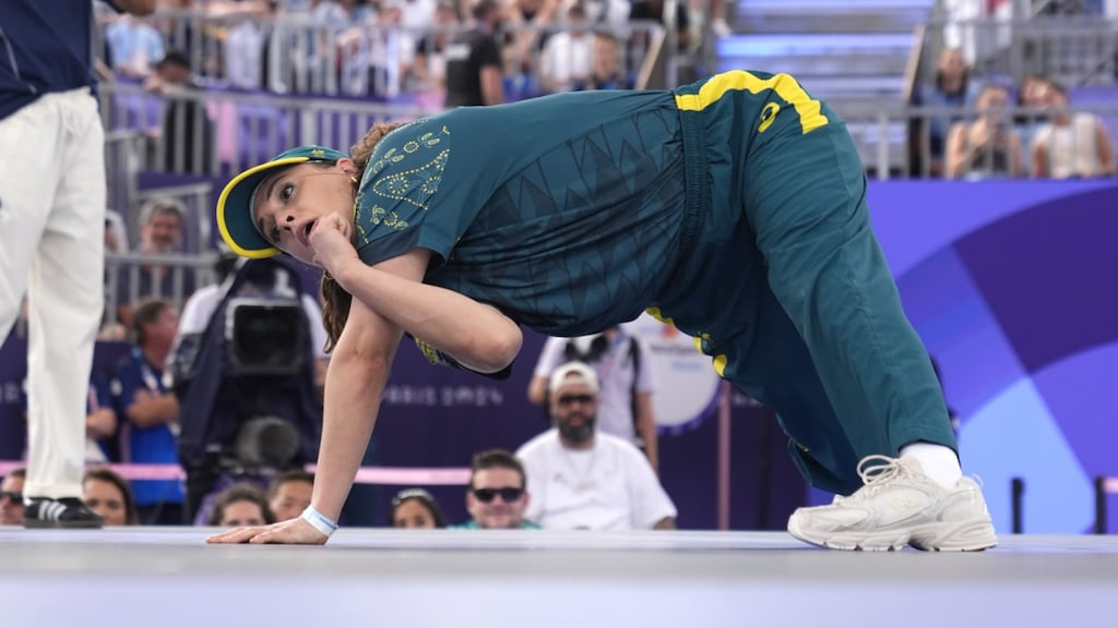 Australische breakdancer doet wenkbrauwen fronsen met 'bizarre dans', maar geeft niet op