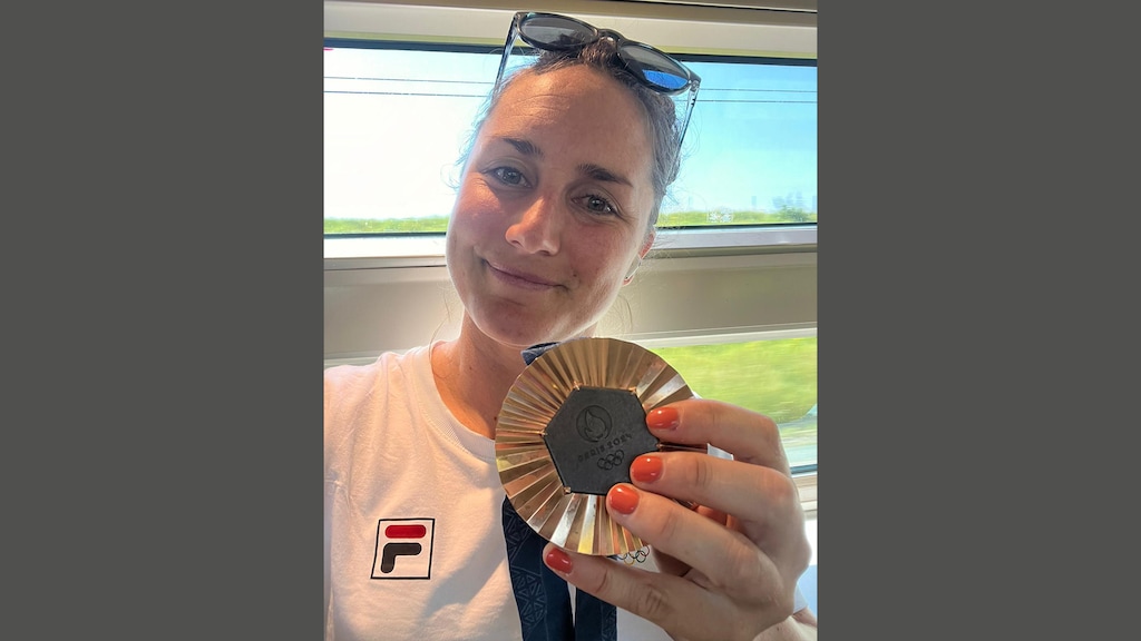 Annelous Lammerts en haar bronzen medaille.