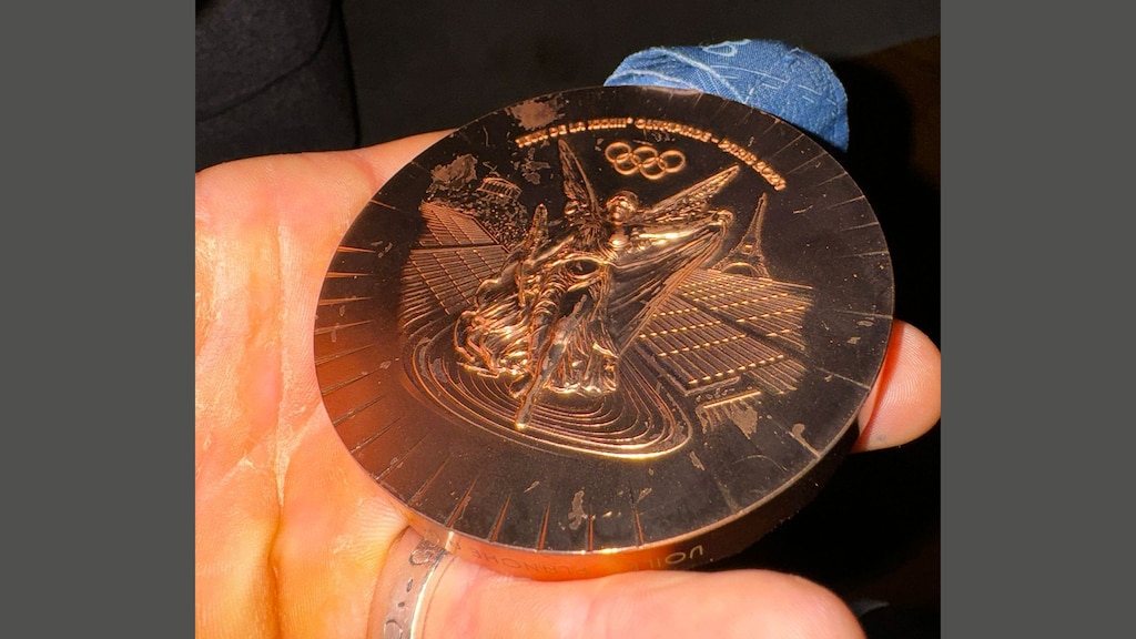 De bronzen plak, inclusief beschadigingen, van Luuc van Opzeeland.