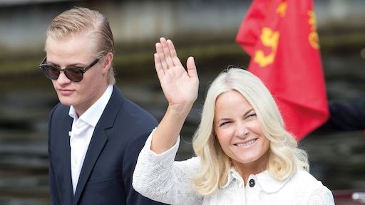 Noorse kroonprinses Mette-Marit praat met vermeend slachtoffer van zoon