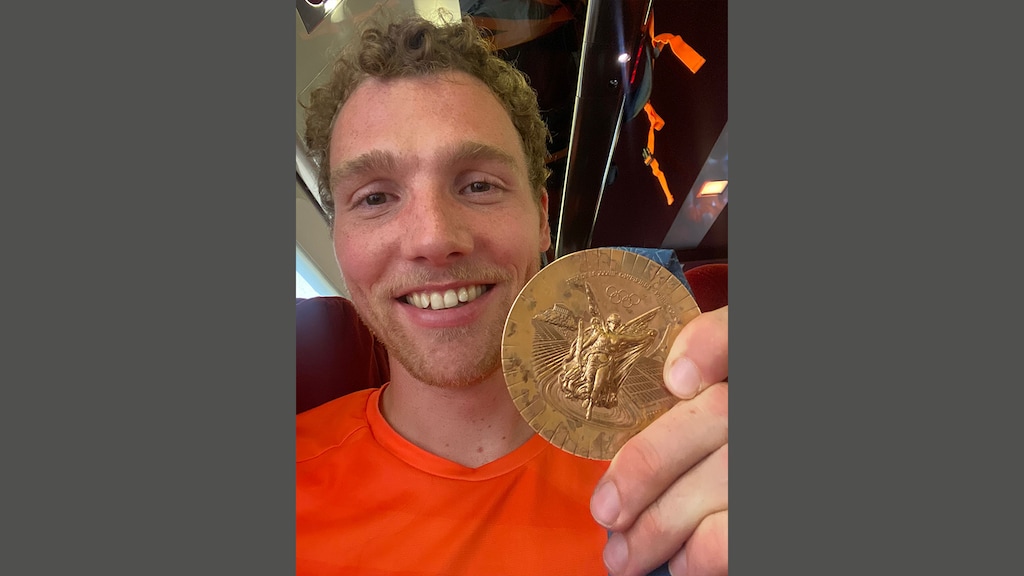 Simon van Dorp en zijn gehavende bronzen medaille.
