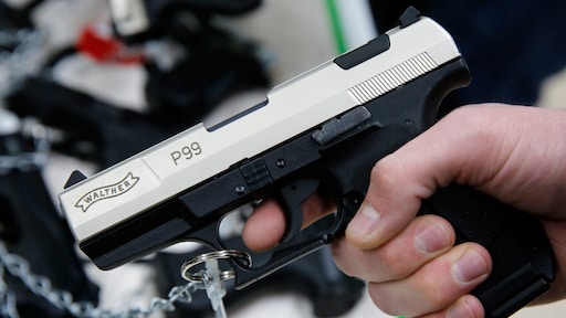 Moeder geeft 14-jarige zoon aan vanwege nepwapen