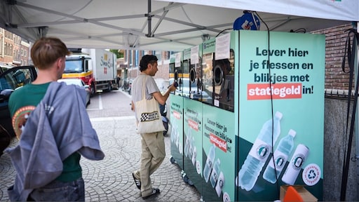 We zamelen drie op de vier plastic flesjes in: nog steeds veel te weinig