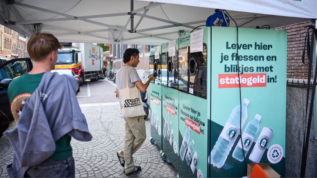 We zamelen drie op de vier plastic flesjes in: nog steeds veel te weinig