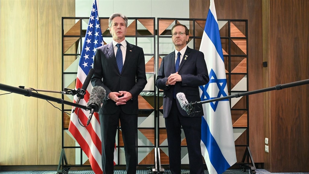 De Amerikaanse minister van Buitenlandse Zaken tijdens een bezoek aan Israël om het over een wapenstilstand te hebben.