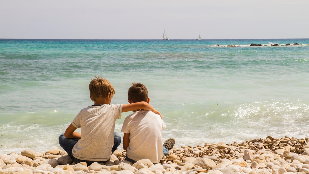 Jonna vreest dat haar oudste zoon z'n vakantievriendje boven z'n broertje verkiest