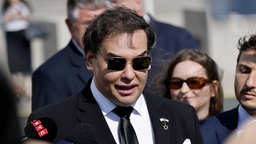 Ex-congreslid Santos pleit schuldig, gaf campagnegeld uit aan OnlyFans