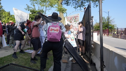 Demonstranten breken door hekken in aanloop naar Democratische conventie