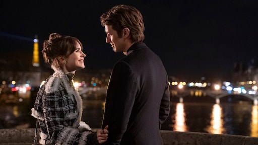 Emily in Paris onder vuur na 'kopiëren' erotische scène Bridgerton