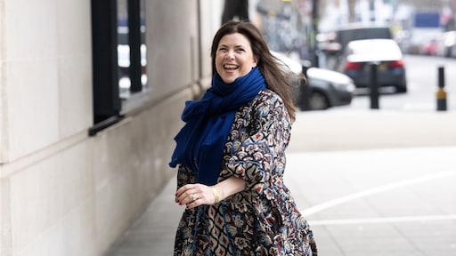 L'emittente Kirsty Allsopp è sotto accusa per aver permesso al figlio quindicenne di andare in vacanza in treno da solo.