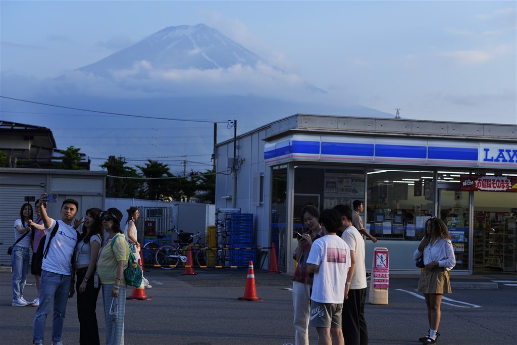 Japanse stad haalt scherm voor Mount Fuji toch weer weg