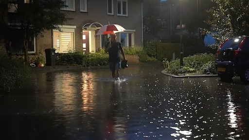Wateroverlast in deel Brabant door regen, hele straten onder water
