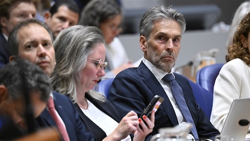 Schoof vreest spionage en verbant mobieltjes: 'Wel beetje laat'