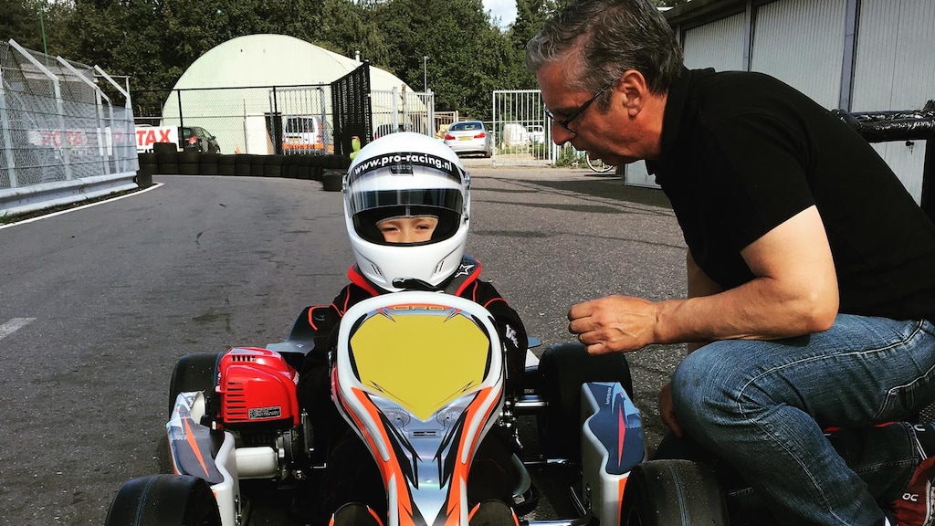 Bruno voor het eerst in zijn eigen kart, rechts op de foto Michel Vacirca, teambaas van Max Verstappen in diens karting tijd