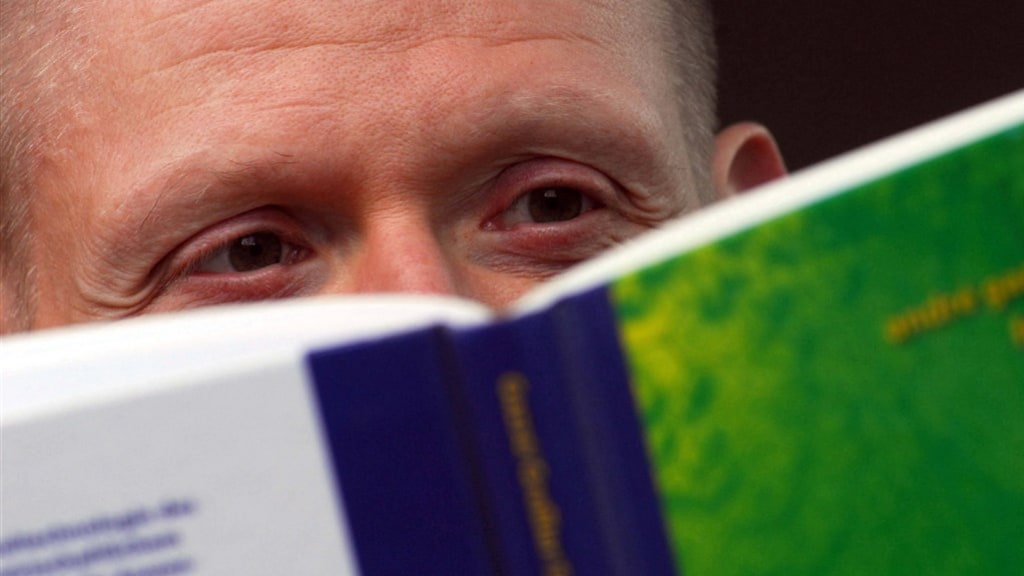 Italian thief arrested for sitting down to read a book, writer says | RTL News Italian thief arrested for sitting down to read a book, writer says | RTL News