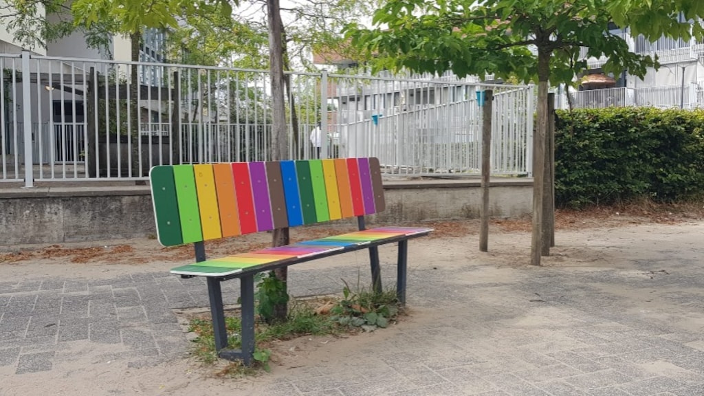 De buddy bench op het schoolplein van Obs Passe-Partout.