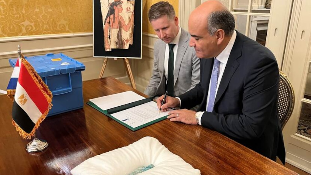 Overdracht aan de Egyptische ambassadeur door de Nationale Politie en Inspectie Overheidsinformatie en Erfgoed.
