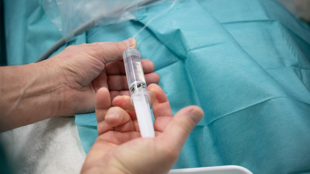 Un chirurgo austriaco ha permesso alla figlia 13enne di partecipare ad un intervento chirurgico d'urgenza, “permettendogli di praticarle un foro nel cranio” | Notizie RTL Un chirurgo austriaco ha permesso alla figlia 13enne di partecipare ad un intervento chirurgico d'urgenza, “permettendogli di praticarle un foro nel cranio” | Notizie RTL