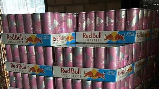 Importeur van populaire roze Red Bull krijgt boete: geen statiegeld op blikjes