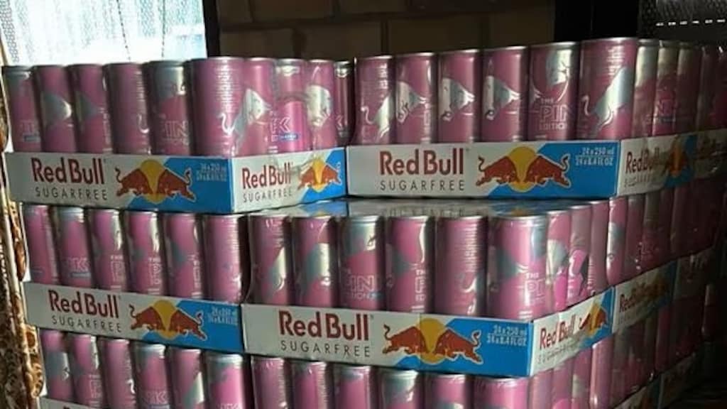 Importeur van populaire roze Red Bull krijgt boete: geen statiegeld op blikjes