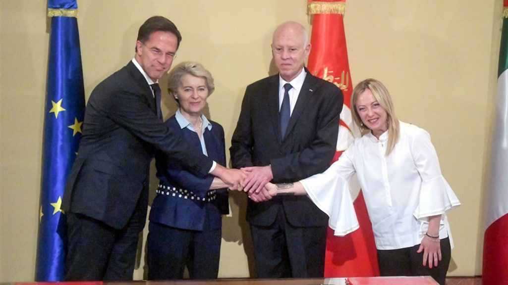 Rutte en Meloni sluiten een deal met de Tunesische president.