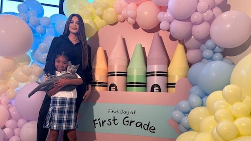 Emotionele Khloé Kardashian pakt groots uit voor eerste schooldag dochter True