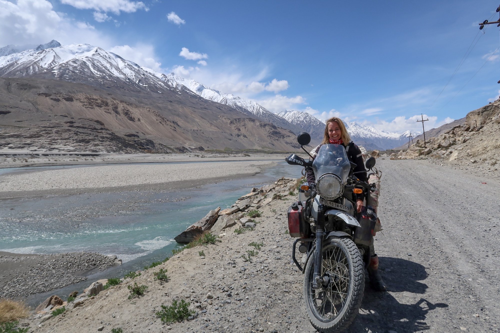 Tijdens haar rit door het Pamir-gebergte. De bergen aan de andere kant van de rivier horen bij Afghanistan. 