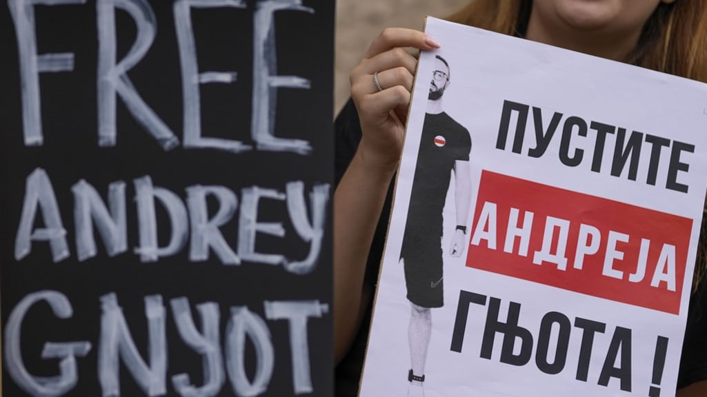 Protest in Belgrado tegen de mogelijke uitlevering van Gnyot.