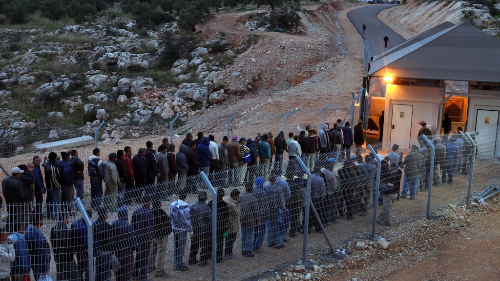 Palestijnse arbeiders uit het dorp Ni'lin in de Westoever moeten door dit checkpoint om naar huis te kunnen.