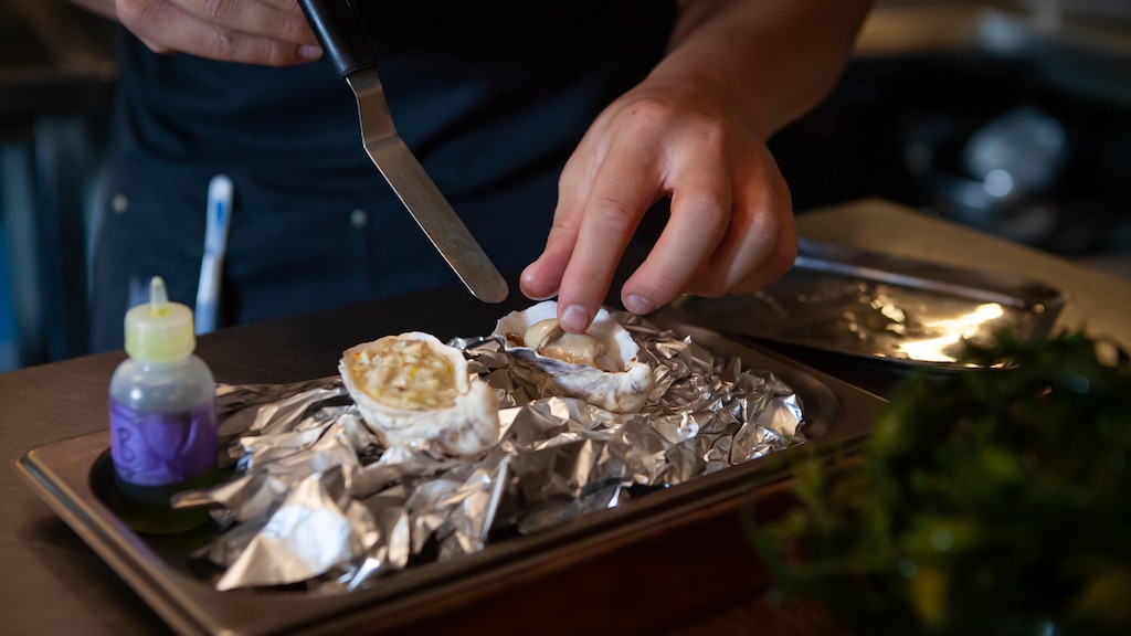 Robin aan het werk in de keuken, waar alles gebeurt met haast chirurgische precisie.