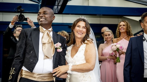 Pasgetrouwde Noorse prinses Märtha Louise verrast dorpelingen met bruidstaart