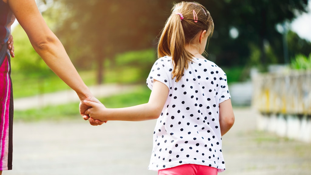 Hoe waarschuwt Lisa haar dochter voor die ene verdachte man? 'Wil haar niet bang maken'