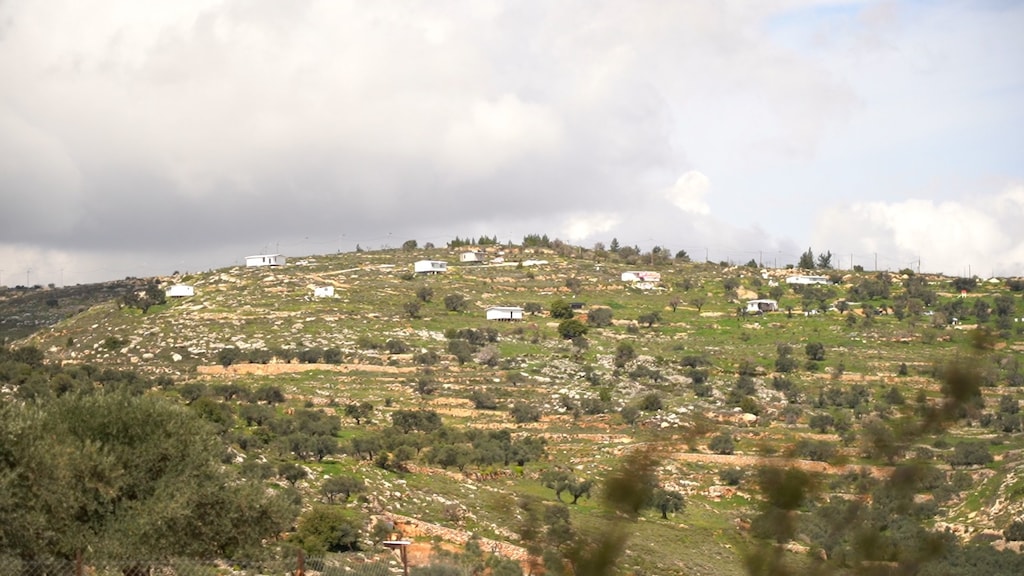 Zicht op illegale buitenpost Oz Zion vanuit het Palestijnse dorp Burqa.
