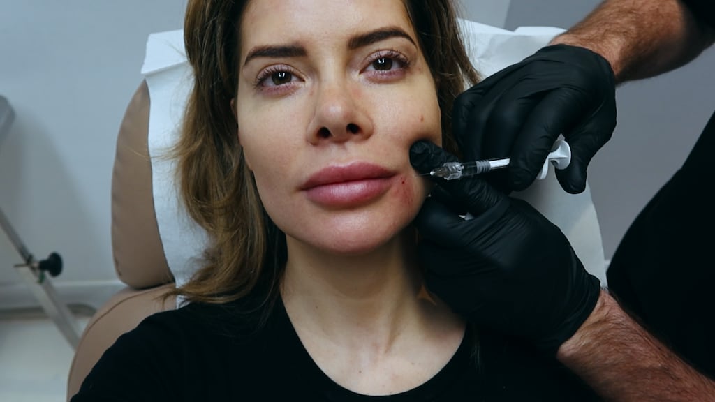 Stephanie tijdens een behandeling.